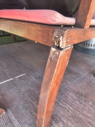 Mesa y sillas de madera para jardín