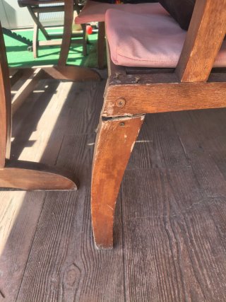 Mesa y sillas de madera para jardín