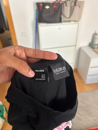 Camiseta negra con estampado rosa