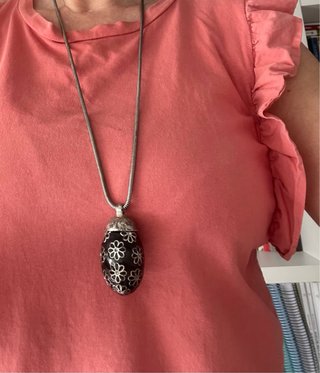 Collar largo acero esmalte negro flores