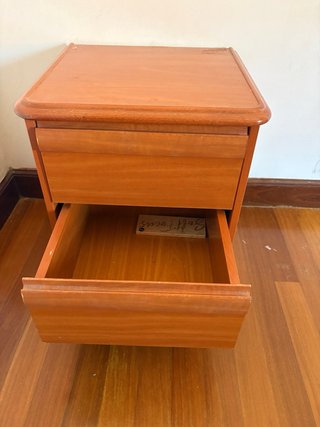 2 Mesitas de Noche de Madera