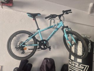 Bicicleta infantil Rockrider 20 verde y negra.