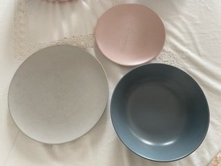Vajilla Ikea Gris, azul y rosa 36 piezas