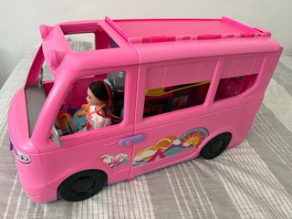 Caravana Barbie con accesorios