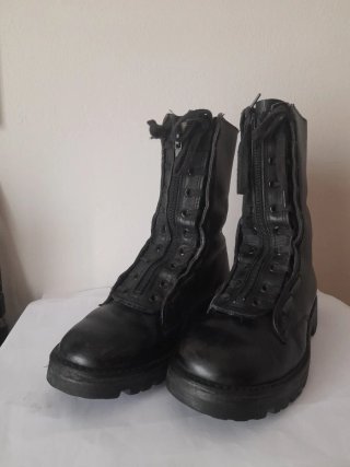 Anfibi militari neri