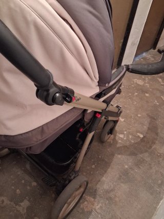 Carro para bebé en tonos neutros