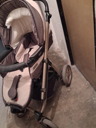 Carro para bebé en tonos neutros