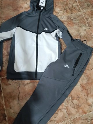 Conjunto deportivo Nike gris y blanco Talla M