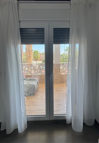 Balconera PVC Oscilobatiente Blanca con Persiana
