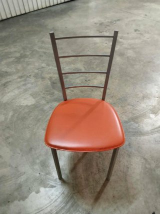 Silla metálica naranja y gris