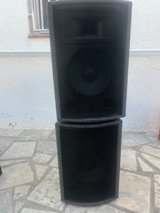 Altavoces profesionales negros y grises