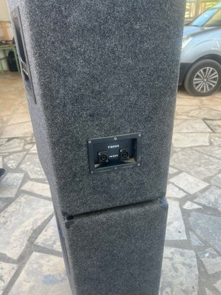 Altavoces profesionales negros y grises
