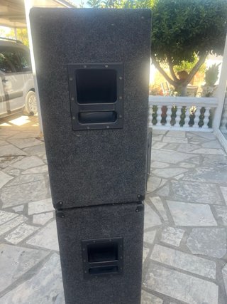 Altavoces profesionales negros y grises