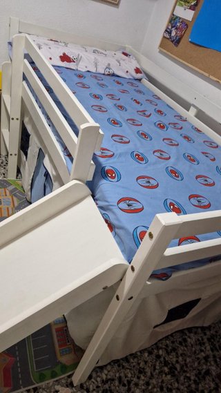 Cama alta infantil con tobogán