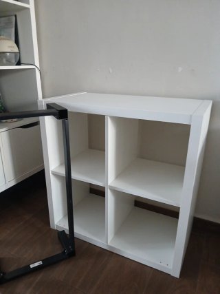 Kallax con patas metálicas