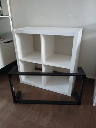 Kallax con patas metálicas