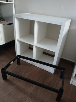 Kallax con patas metálicas