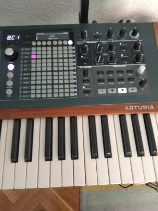 Behringer PolyBrute Sintetizador Analógico