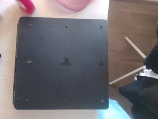 PlayStation 4 Slim (PS4)