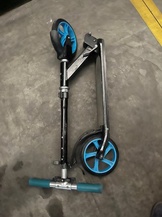 Patinete plegable azul y negro