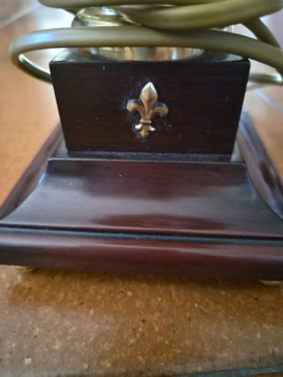 Lámpara de mesa plisada burdeos