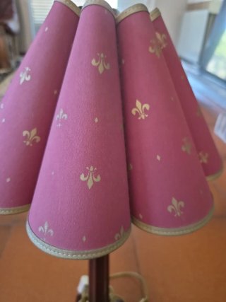 Lámpara de mesa plisada burdeos