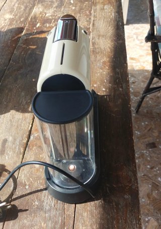 Cafetera Nespresso y Expositor de Cápsulas
