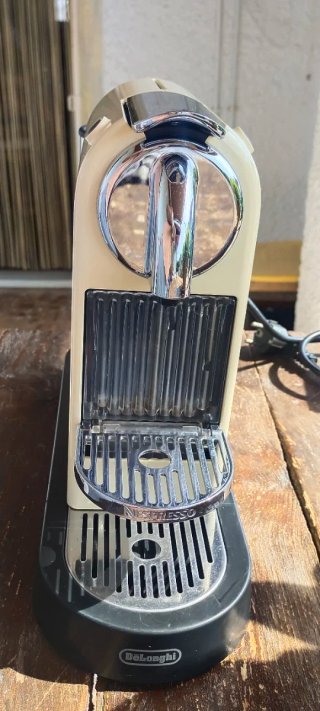 Cafetera Nespresso y Expositor de Cápsulas