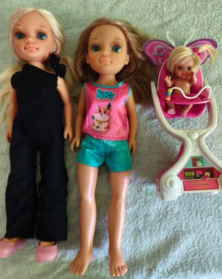 Nancy Muñeca con Bebé, Trona y Regalo