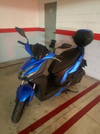 Moto Scooter Azul y Negra
