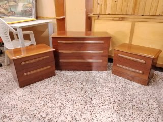 Comoda y mesitas de noche de madera