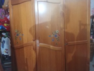 Armario de Madera con Detalles Florales