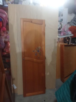 Armario de Madera con Detalles Florales