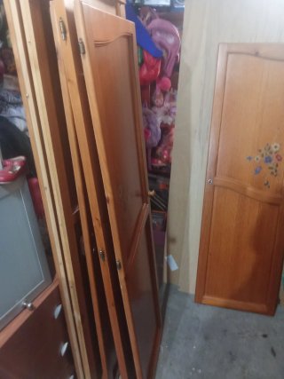 Armario de Madera con Detalles Florales