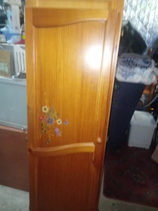 Armario de Madera con Detalles Florales