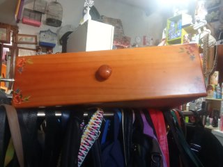 Armario de Madera con Detalles Florales