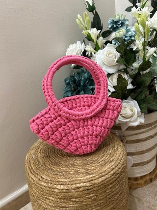 Bolso tejido a mano rosa