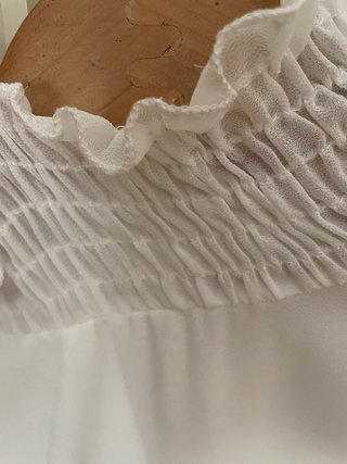 Blusa Blanca con Cuello Fruncido