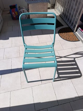 Silla de metal verde