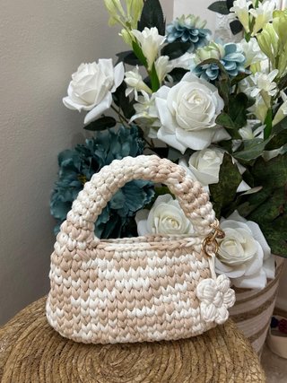 Bolso tejido a mano beige y blanco