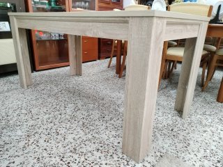 Mesa de comedor rectangular en acabado roble claro