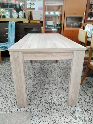 Mesa de comedor rectangular en acabado roble claro