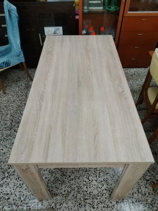 Mesa de comedor rectangular en acabado roble claro
