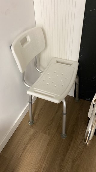 Silla de ducha con respaldo – movilidad reducida