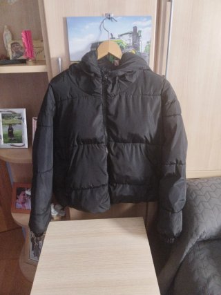 Chaqueta Puffer Negra con Capucha