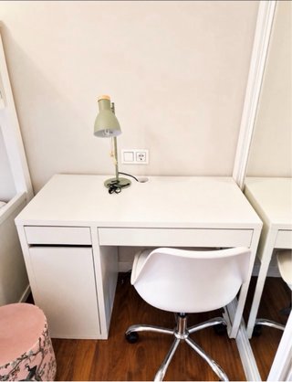 Escritorio blanco con cajón y puerta