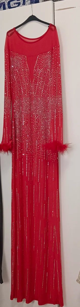 Vestido rojo largo licra y plumasen los puños