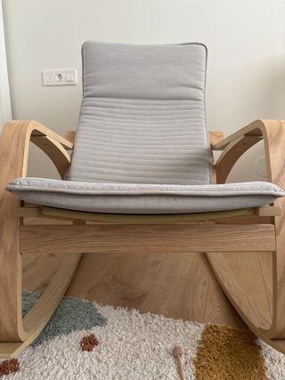 Mecedora Gris con Estructura de Madera