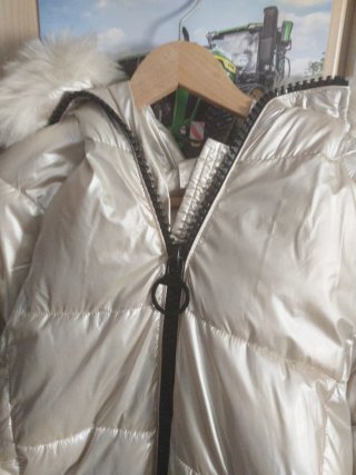 Chaqueta Acolchada Beige con Capucha