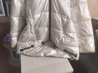 Chaqueta Acolchada Beige con Capucha